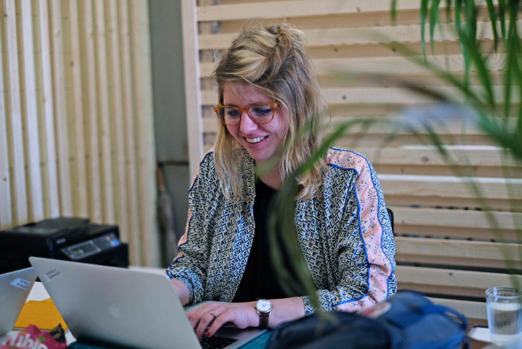 Emelie jobbar på distans med en laptop från ett kontor i Lissabon.