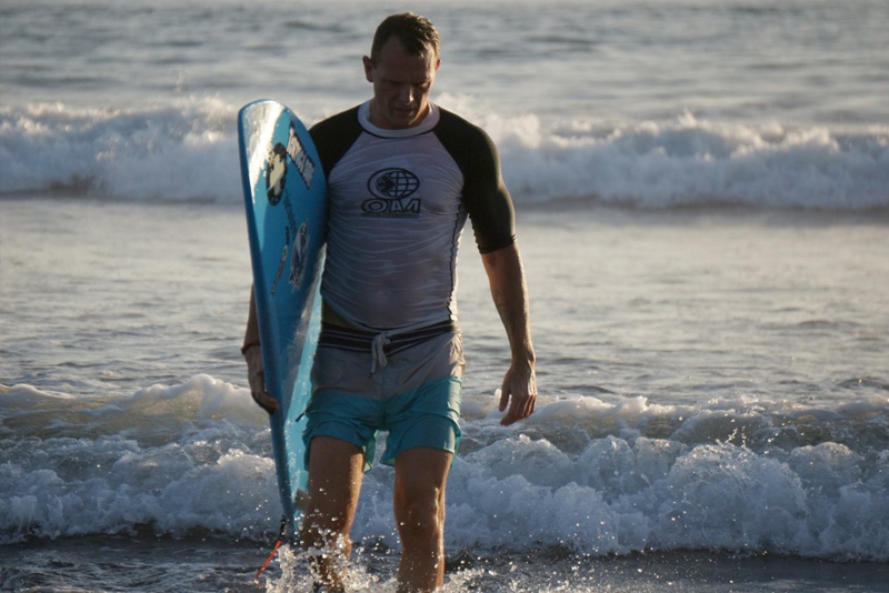 Mikael Karlsson surfar och jobbar ifrån Costa Rica