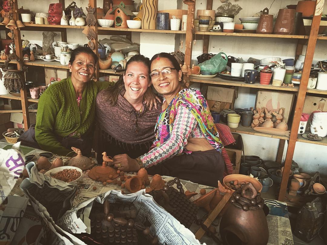 Emelie Ekblad hjälper kvinnliga hantverkare från utsatta områden med sitt företag Dessaga