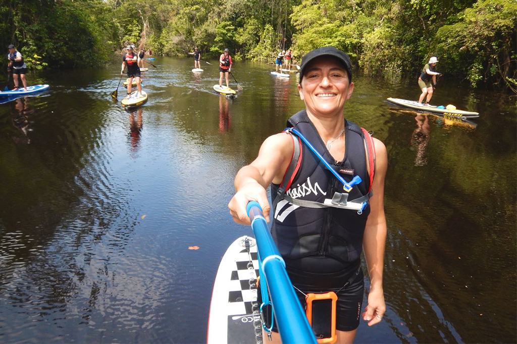 Lena Haglund med selfie när hon tar sig fram via SUP genom Amazonas