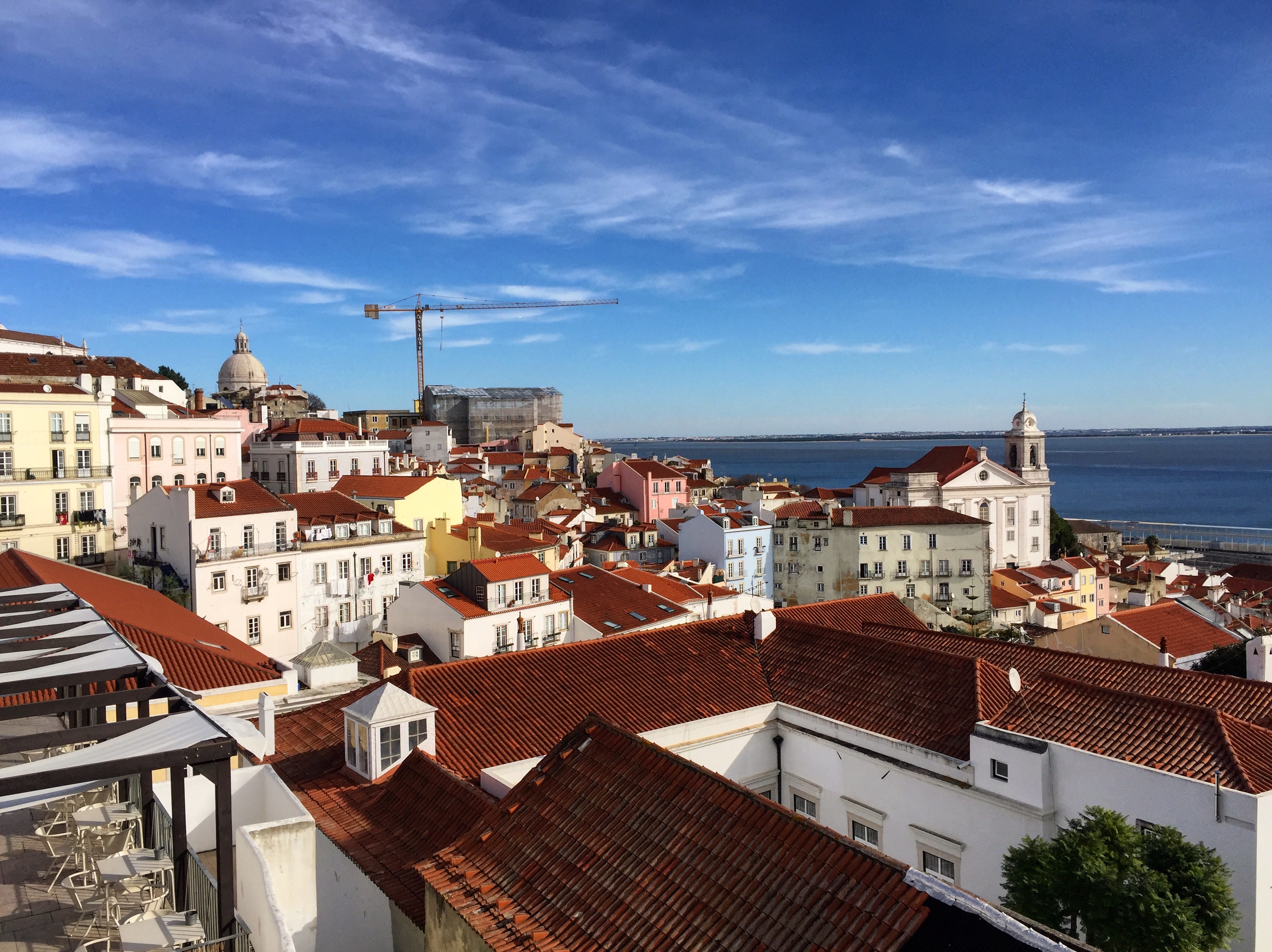 Utsikt över Lissabon, Portugal från en av stadens kända Miradouros