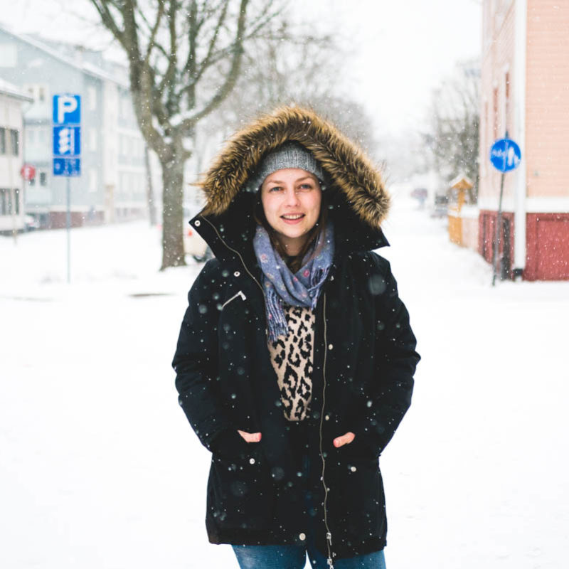 Jennifer Sandström i snöväder på Åland