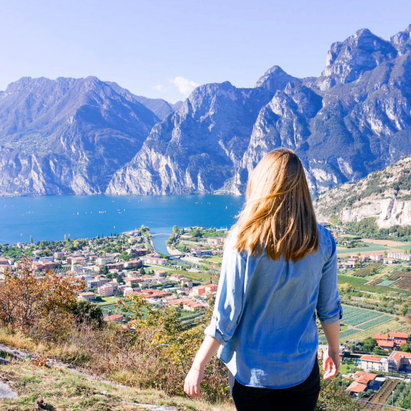 Sofia Zetterqvist tittar ut över Riva del Garda