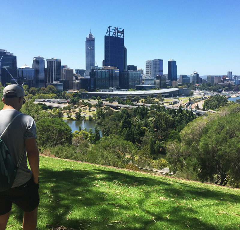 Christoffer på en kulle med utsikt över Perth