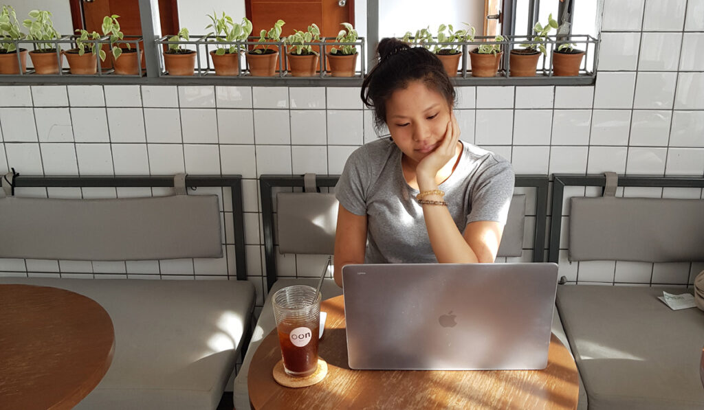 Ping Worasucheep jobbar på ett café