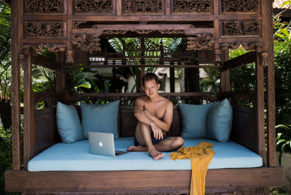 Jimmy Björnhård i en bungalow med sin dator