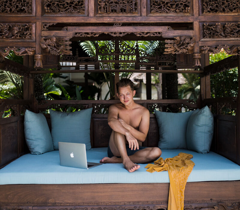 Jimmy Björnhård i en bungalow med sin dator