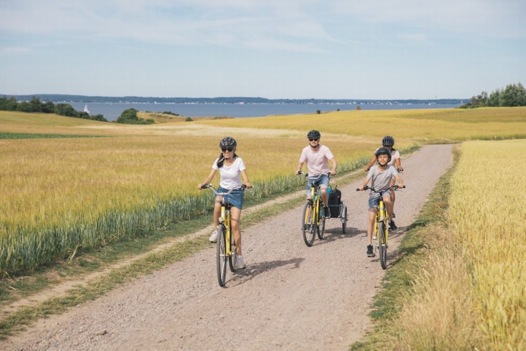 familj som cyklar på ön Ven