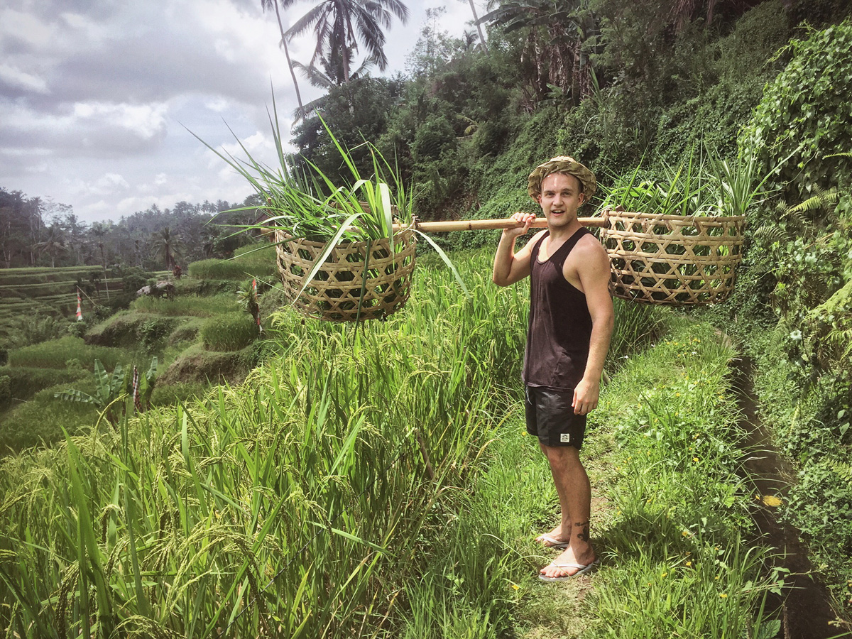 Christoffer Persson på ett risfält på Bali