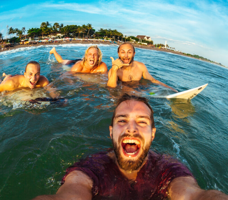 4 surfarkillar som tar en bild ifrån vattnet från Lapoint