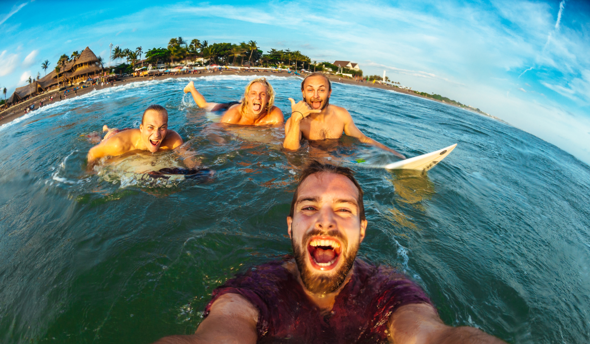 4 surfarkillar som tar en bild ifrån vattnet från Lapoint
