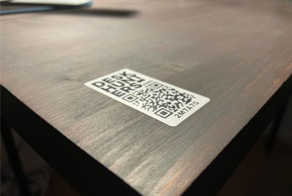 Deskhunters QR-kod på ett bord