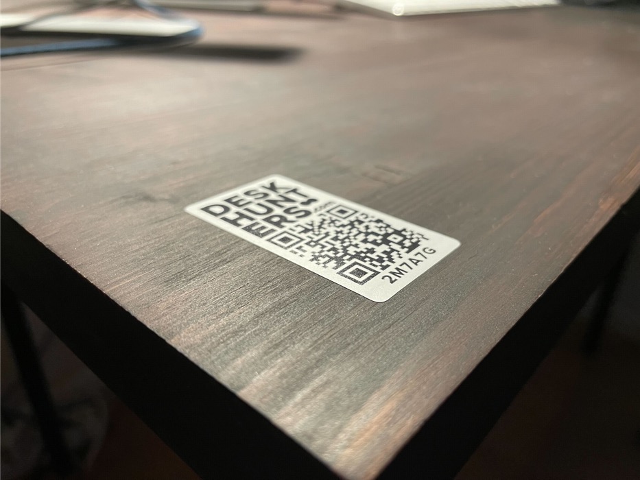Deskhunters QR-kod på ett bord