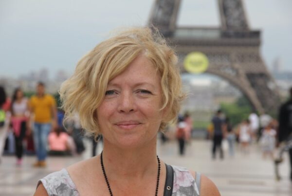 Ann Ljungberg framför Eiffeltornet i Paris