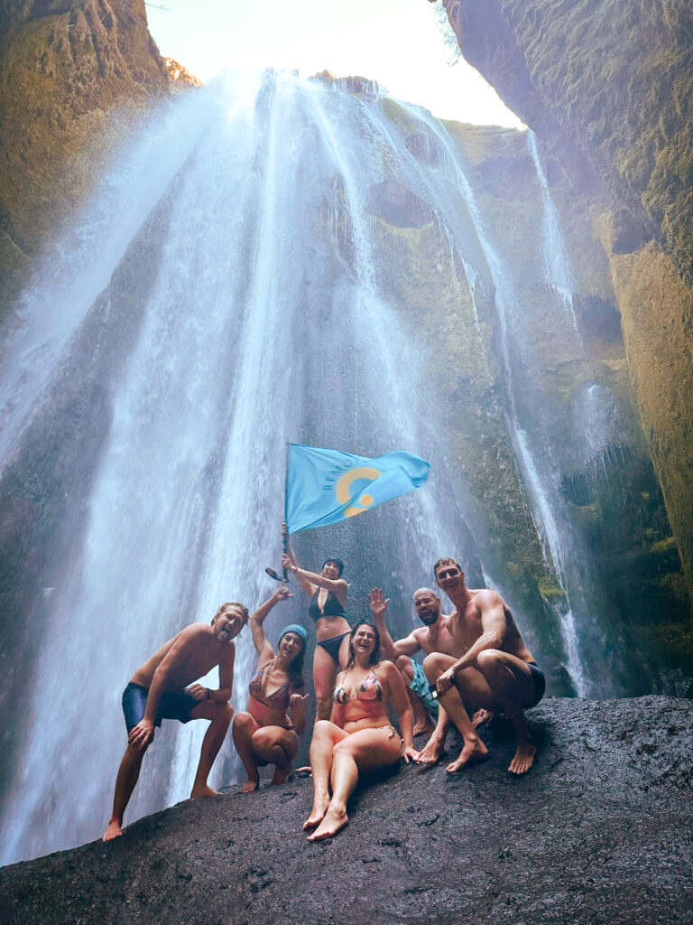 Hela gruppen från Remote 9 på en klippa framför ett vattenfall.